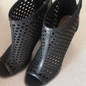 Black dress shoes. Size 6